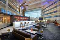 Bar, Cafe and Lounge Hilton London Heathrow Airport Hotel