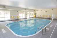 สระว่ายน้ำ Fairfield Inn & Suites Quincy