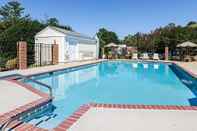 Swimming Pool Rodeway Inn Historic