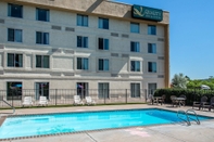 Swimming Pool Quality Inn and Suites Garden of the Gods