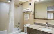 Toilet Kamar 7 Quality Inn at Albany Mall