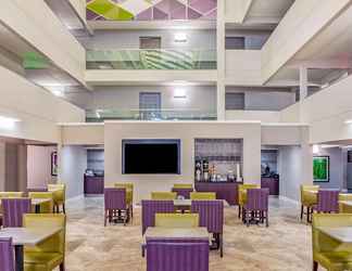 Lobby 2 La Quinta Inn & Suites by Wyndham Lubbock West Medical Centr