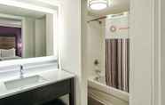 In-room Bathroom 5 La Quinta Inn & Suites by Wyndham Lubbock West Medical Centr