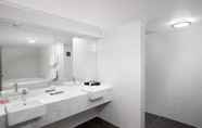 In-room Bathroom 7 Rydges Canberra