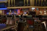 Bar, Cafe and Lounge DoubleTree by Hilton Pittsburgh - Meadow Lands