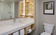 Toilet Kamar 7 Delta Hotels by Marriott Winnipeg