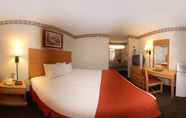 Bedroom 6 Days Inn by Wyndham Columbus Fairgrounds