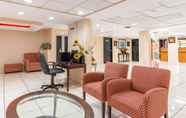 Lobi 7 Quality Inn & Suites Orlando Airport