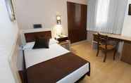 Kamar Tidur 3 Hotel AA Zaragoza Royal by Silken