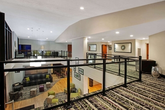 Lobi 4 La Quinta Inn & Suites by Wyndham Detroit Metro Airport