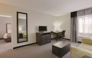 Common Space 6 La Quinta Inn & Suites by Wyndham Detroit Metro Airport