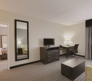 Ruang Umum 6 La Quinta Inn & Suites by Wyndham Detroit Metro Airport