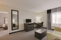 Ruang Umum La Quinta Inn & Suites by Wyndham Detroit Metro Airport