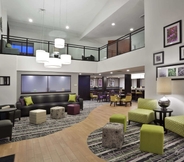 Lobi 4 La Quinta Inn & Suites by Wyndham Detroit Metro Airport