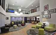 Lobi 4 La Quinta Inn & Suites by Wyndham Detroit Metro Airport