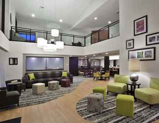 Lobi 2 La Quinta Inn & Suites by Wyndham Detroit Metro Airport