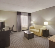 ห้องนอน 5 La Quinta Inn & Suites by Wyndham Detroit Metro Airport