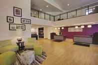 Lobi La Quinta Inn & Suites by Wyndham Detroit Metro Airport