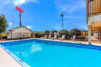 Swimming Pool Econo Lodge