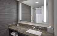 In-room Bathroom 7 Newark Liberty International Airport Marriott