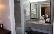 In-room Bathroom 5 Econo Lodge near The Domain - The Arboretum