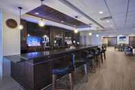 Bar, Cafe and Lounge Four Points by Sheraton Cleveland-Eastlake