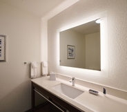 In-room Bathroom 4 Four Points by Sheraton Cleveland-Eastlake