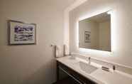 In-room Bathroom 4 Four Points by Sheraton Cleveland-Eastlake