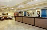 Lobi 4 Radisson Hotel Freehold