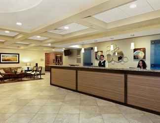 Lobi 2 Radisson Hotel Freehold