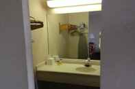 In-room Bathroom Key Inn Roseville