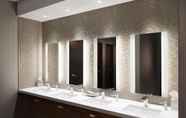 ห้องน้ำภายในห้อง 4 Hilton Woodland Hills / Los Angeles