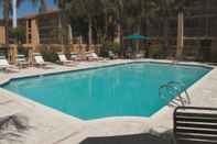 Swimming Pool La Quinta Inn by Wyndham Bakersfield South
