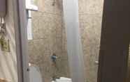 In-room Bathroom 5 Baymont by Wyndham Walterboro