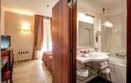 In-room Bathroom 5 Hotel Villafranca