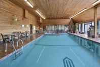 Swimming Pool Ramada Hotel & Conference Center by Wyndham Kelowna