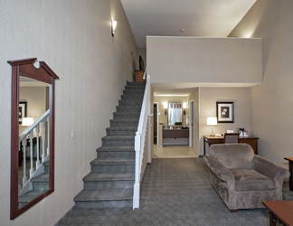 Lobby 2 Ramada Hotel & Conference Center by Wyndham Kelowna