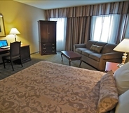 Bedroom 5 Ramada Hotel & Conference Center by Wyndham Kelowna