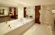 In-room Bathroom 5 Beau Rivage Hotel