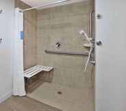 Phòng tắm bên trong 4 Hampton Inn Toledo-South/Maumee