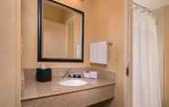 In-room Bathroom 7 Courtyard by Marriott Dulles Airport Herndon/Reston