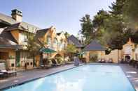 สระว่ายน้ำ Lafayette Park Hotel & Spa