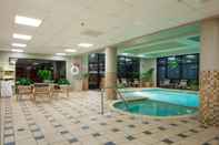 สระว่ายน้ำ Embassy Suites by Hilton San Antonio Airport