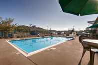 Swimming Pool BEST WESTERN Huntington Mall Inn