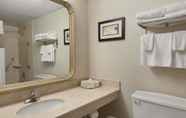 In-room Bathroom 4 Travelodge by Wyndham Vancouver Airport