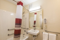 In-room Bathroom Red Roof Inn Columbia East - Ft Jackson