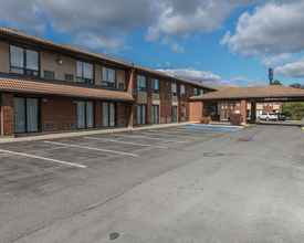 Exterior 4 Comfort Inn Highway 401