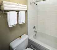 Toilet Kamar 7 Accent Inns Kamloops