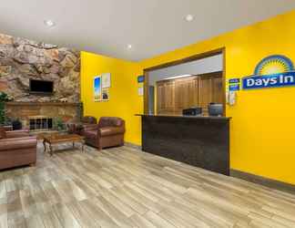 Lobby 2 Days Inn by Wyndham Delta