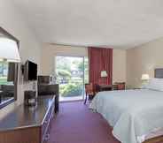 Bedroom 6 Days Inn by Wyndham Novato/San Francisco